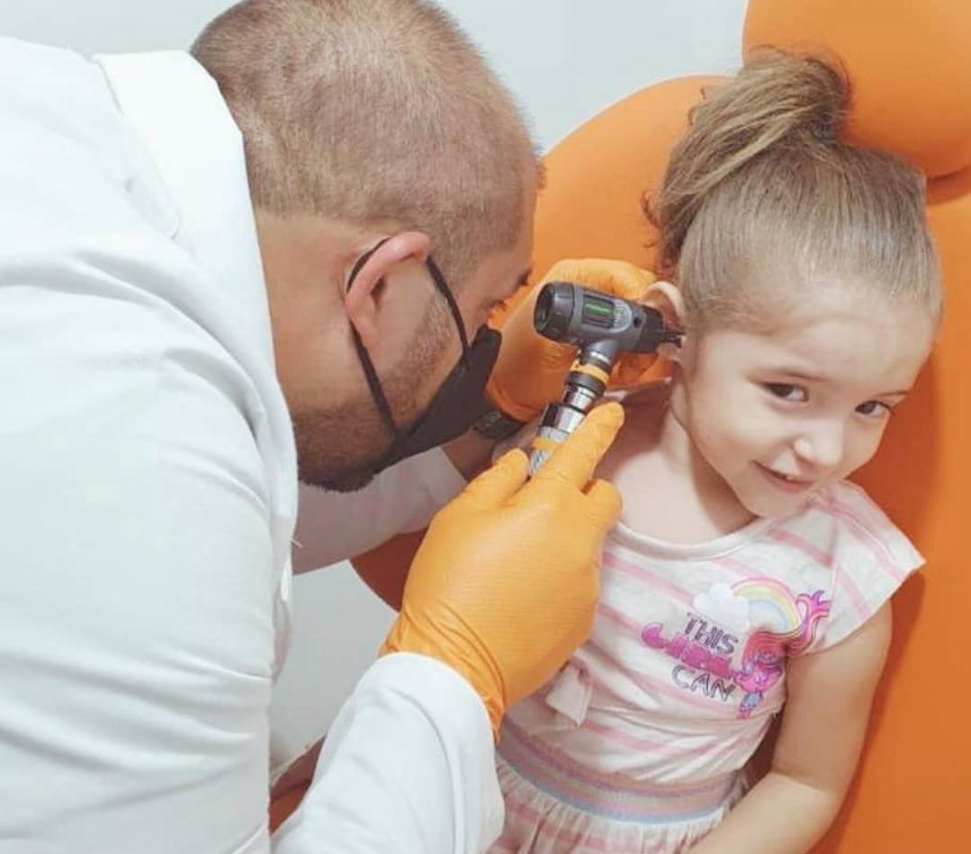 Doctor Acosta revisando a niña